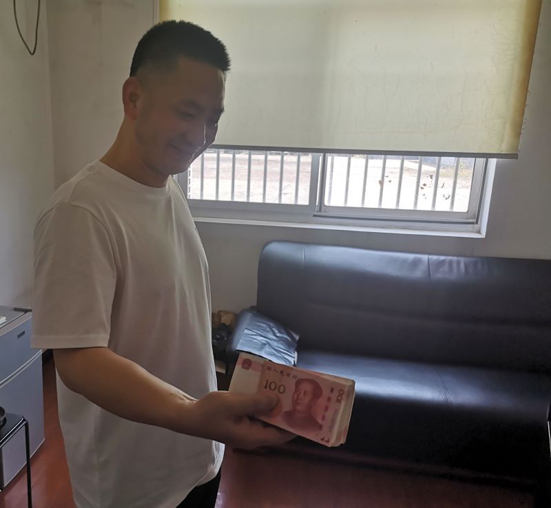 點(diǎn)贊！拾金不昧好的哥 萬元現(xiàn)金物歸原主